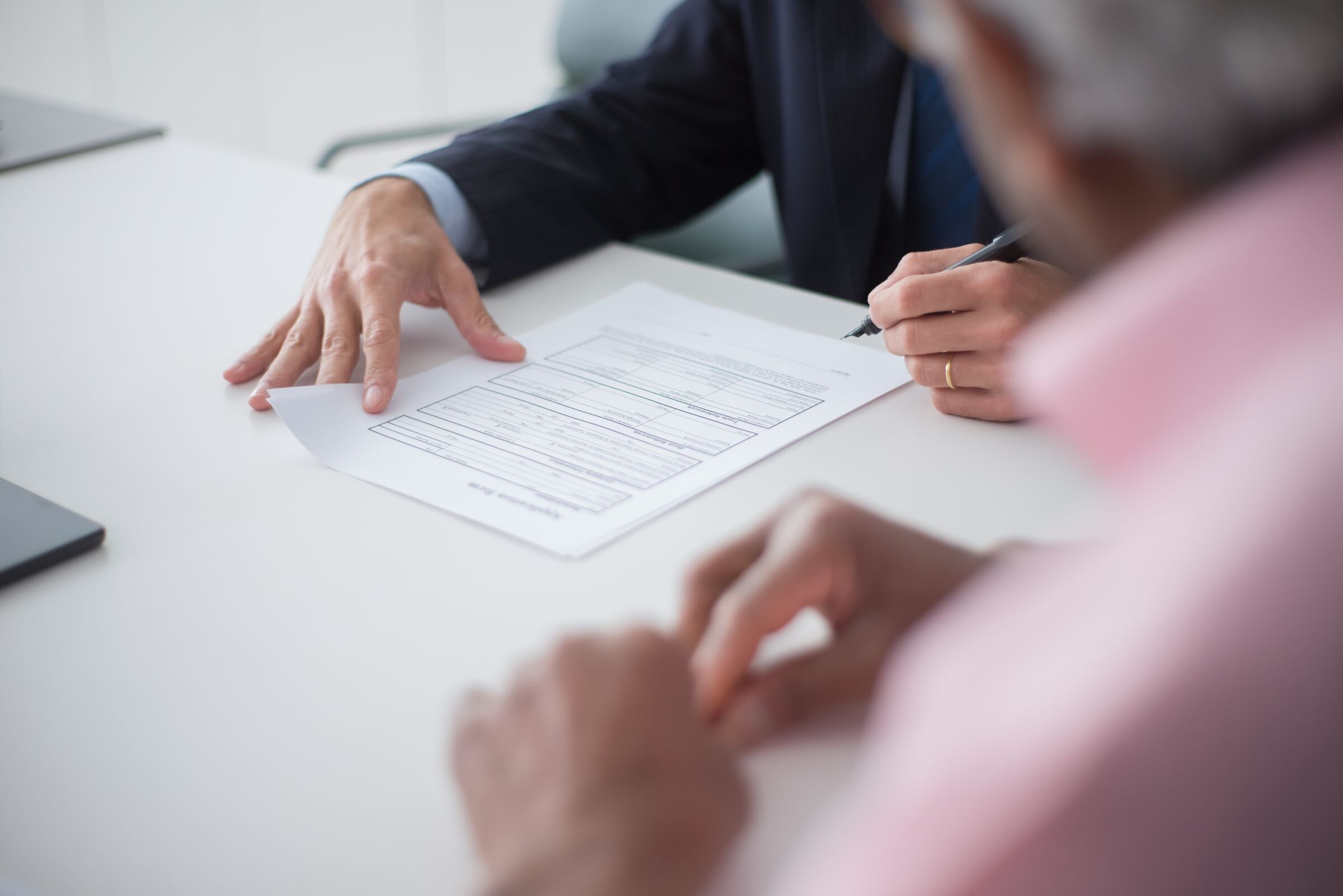 Twee mensen nemen samen een document door