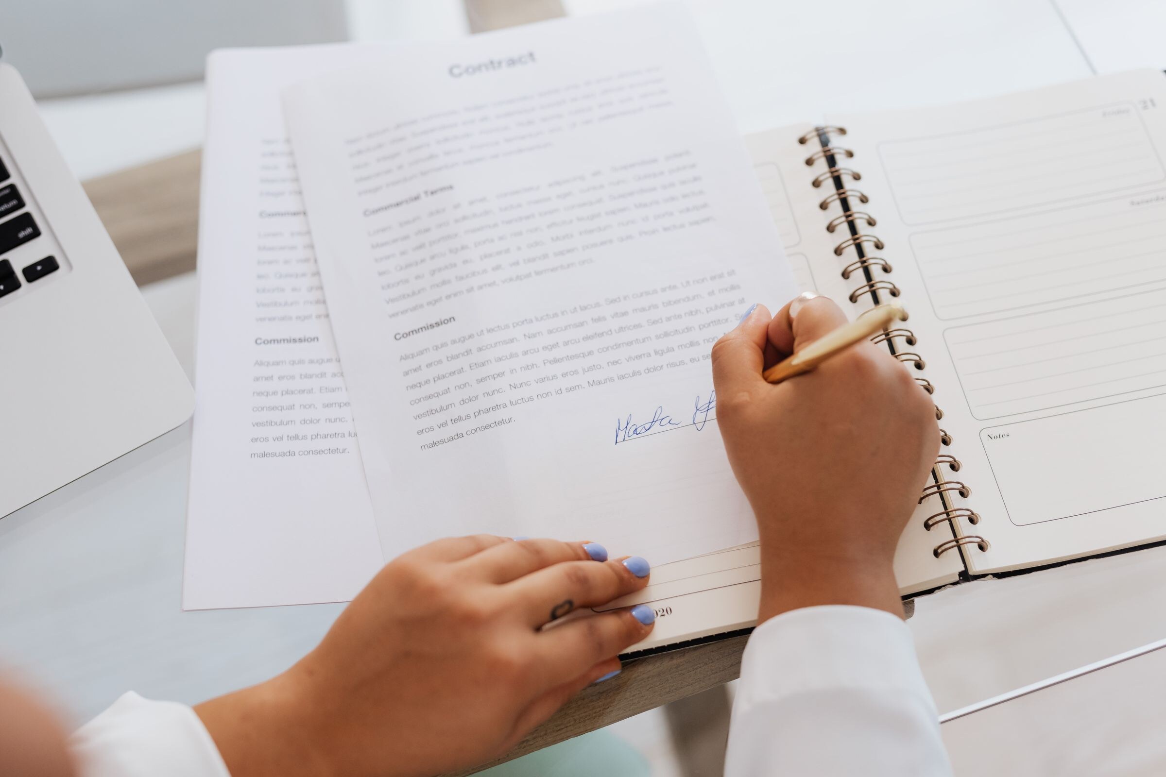 Een hand schrijft aantekeningen bij een document
